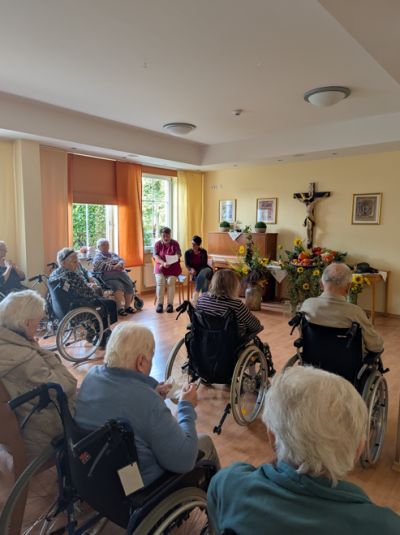 Bewohner sitzen im Andachtsraum